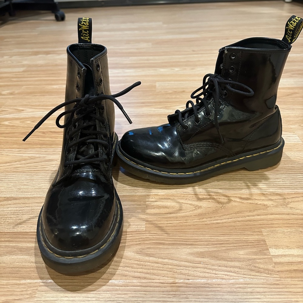 DR. MARTENS 1460 WOMEN'S PATENT LEATHER LACE UP BOOTS